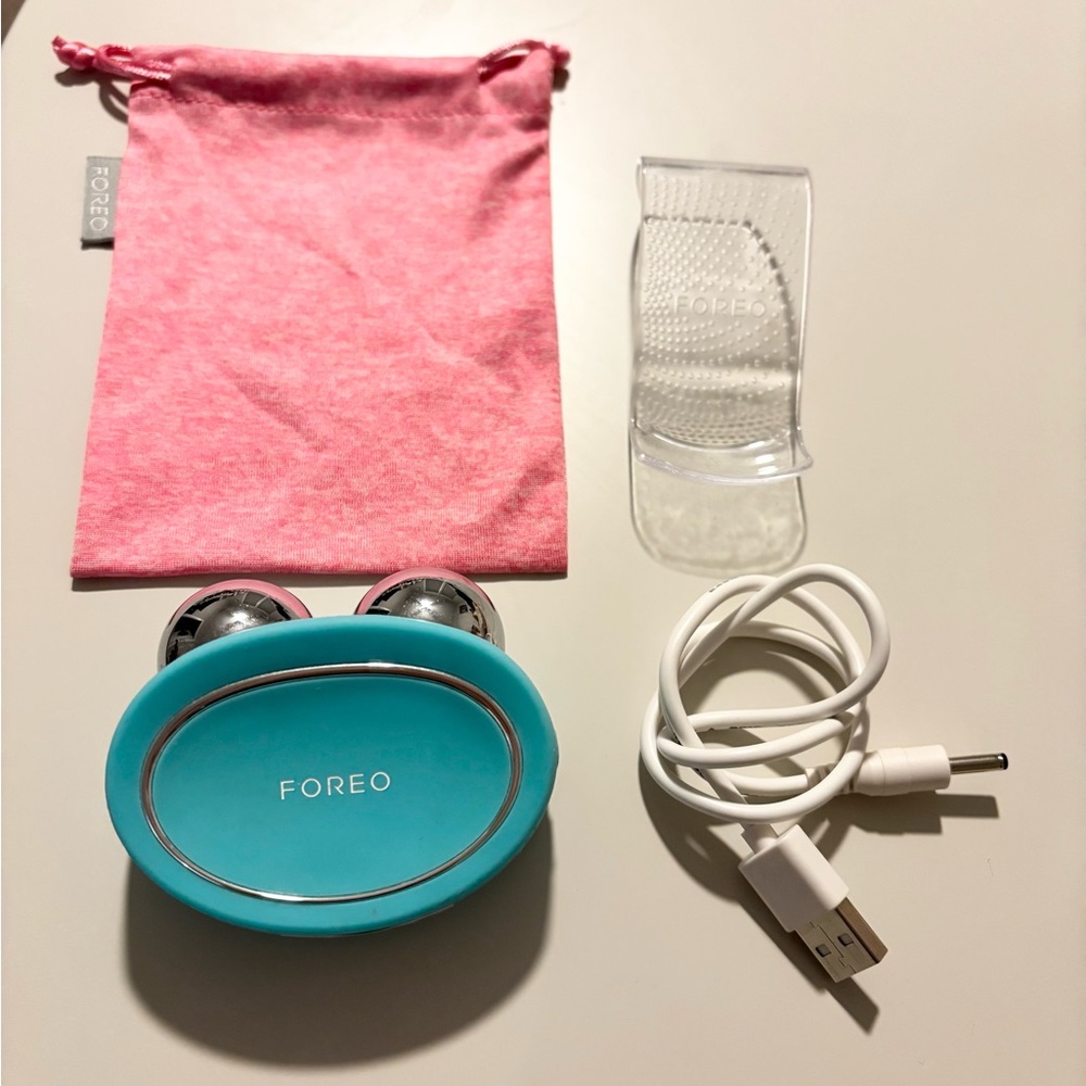 FOREO Bear with kit and QR code